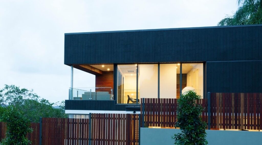 בית בבניה עצמית על מגרש בשרון