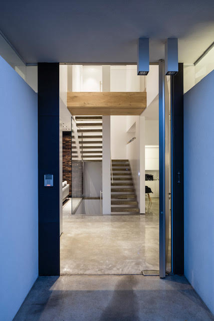 בית יוקרה למכירה ברעננה - צילופ פנים מכניסת בית