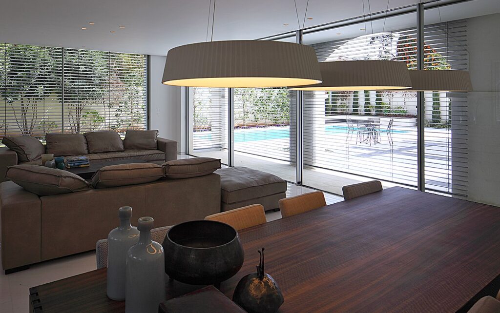 בתים יוקרתיים - סלון מעוצב עם תאורה ייחודית