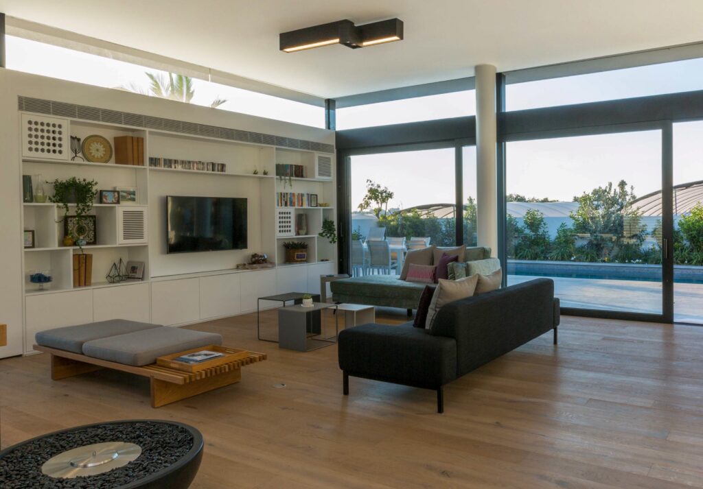 וילה במושב - צילום מהסלון החוצה