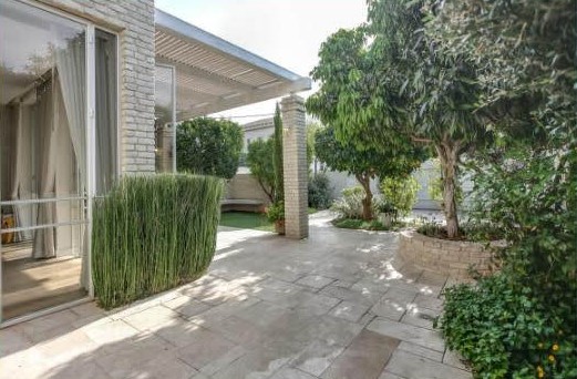 חצר דו משפחתי בכפר סבא