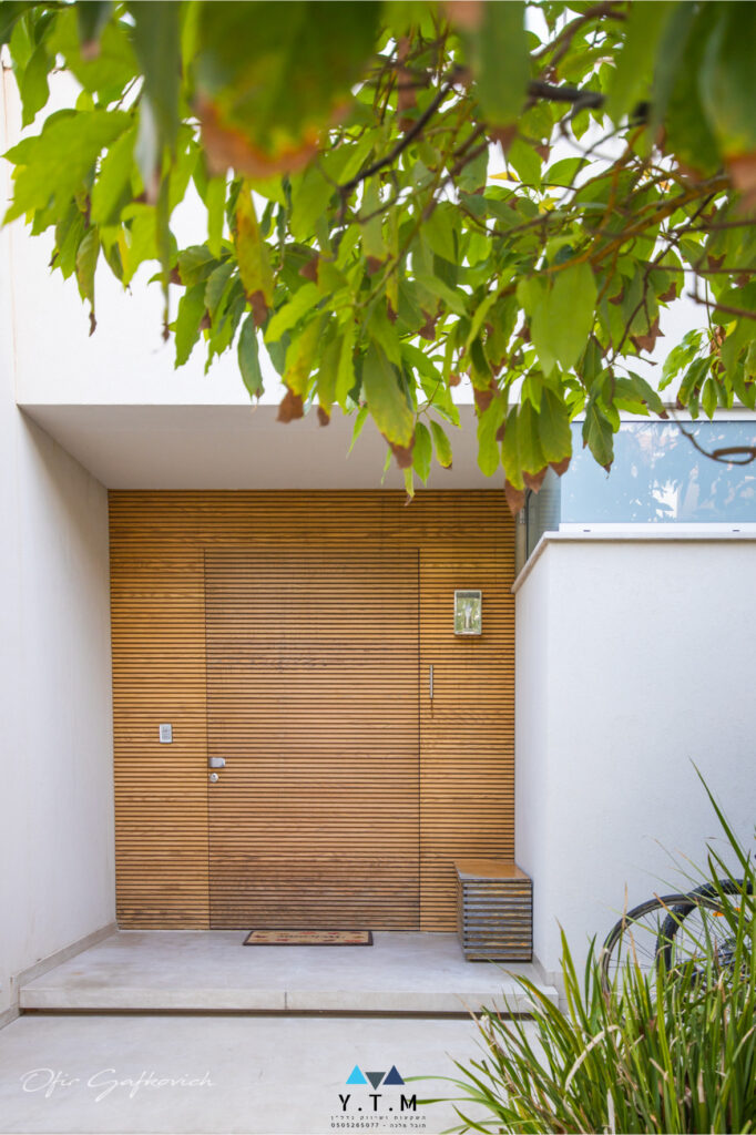 כניסה לוילה יוקרתית ברעננה