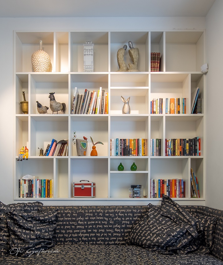 פינת קריאה בסלון - דו משפחתי בכפר סבא