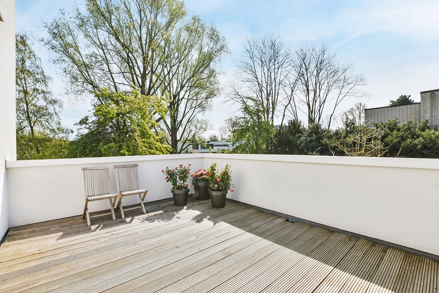 דו משפחתי למכירה בהוד השרון - מבט מהמרפסת עם רצפת דק