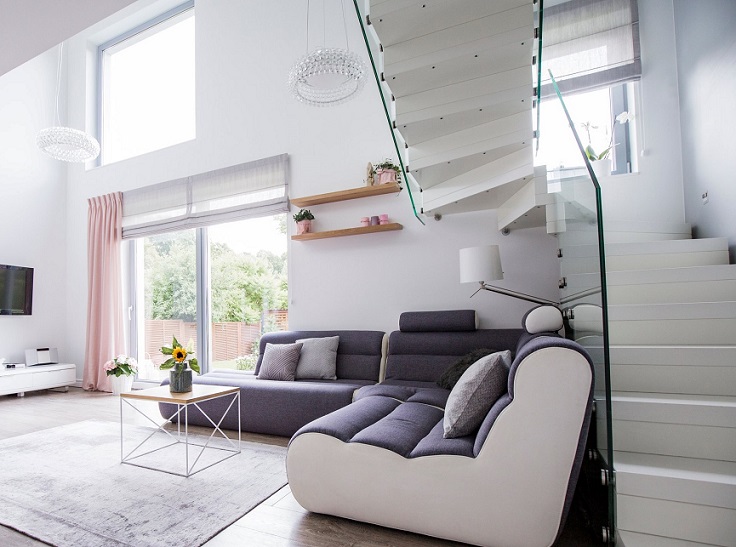 סלון רחב עם מדרגות לקומה שניה בוילה למכירה בשרון