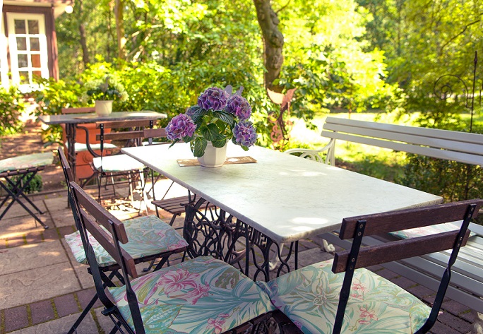 חצר גינה במשק עזר בשרון - למכירה