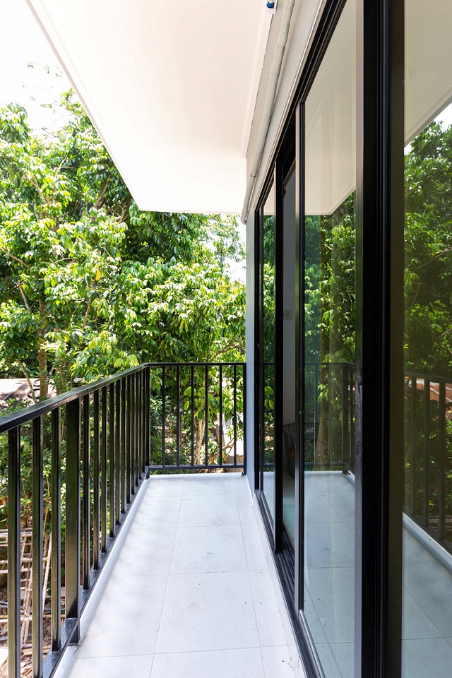 מרפסת צד - דו משפחתי למכירה בהוד השרון