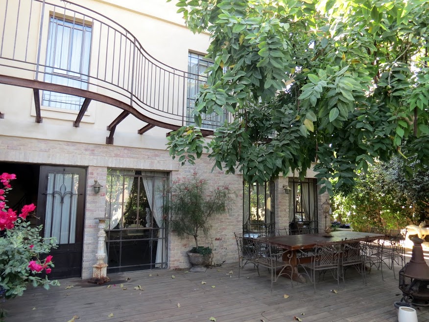 משק למכירה במרכז - חצר הבית