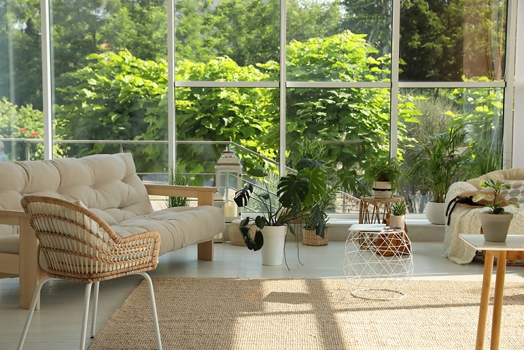 סלון עם מרפסת - משק עזר למכירה בשרון