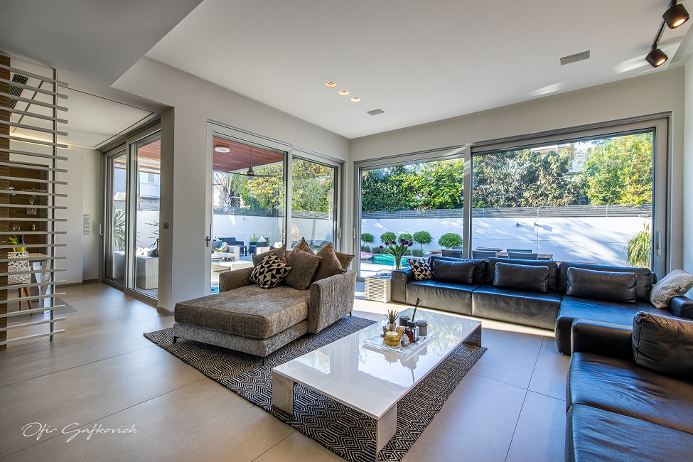 סלון בית פרטי עם בריכה - למכירה